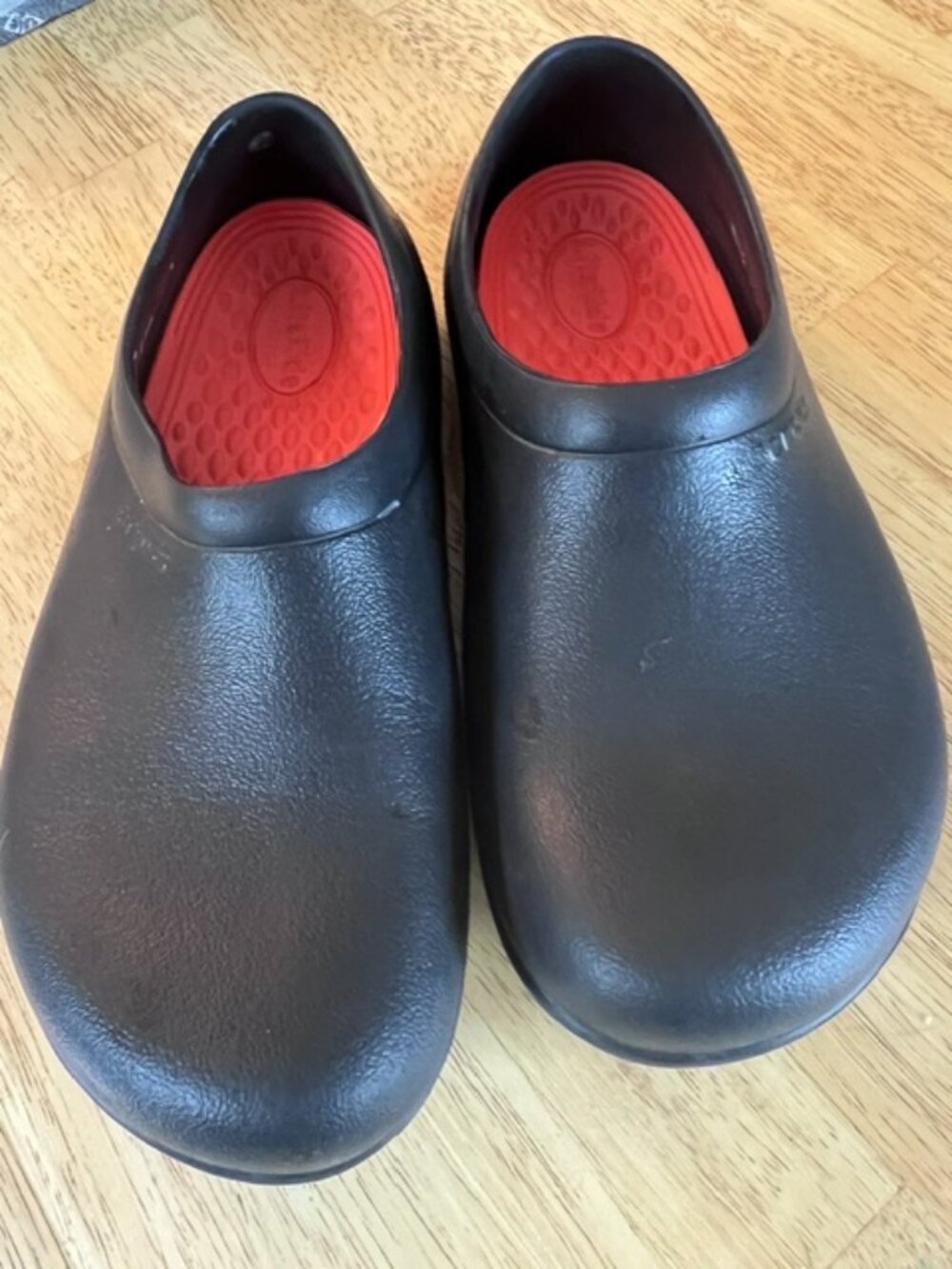 CROCS On-The-Clock Work Slip On Red Insoles LiteRide foam Women's Size 8 Nurse